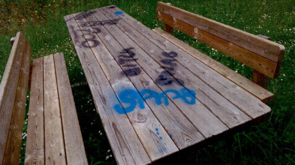 Un tavolo bruciato, un altro sporcato con lo spray: atti vandalici a Domagnano - Il tavolo vandalizzato con lo spray