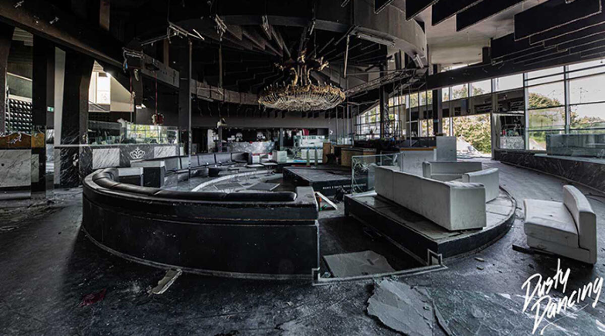 La triste fine del Pascià di Riccione, un team di fotografi denunciano il degrado dello storico locale - Dusty Dancing esplora l'abbandono dell'ex discoteca Pascià di Riccione