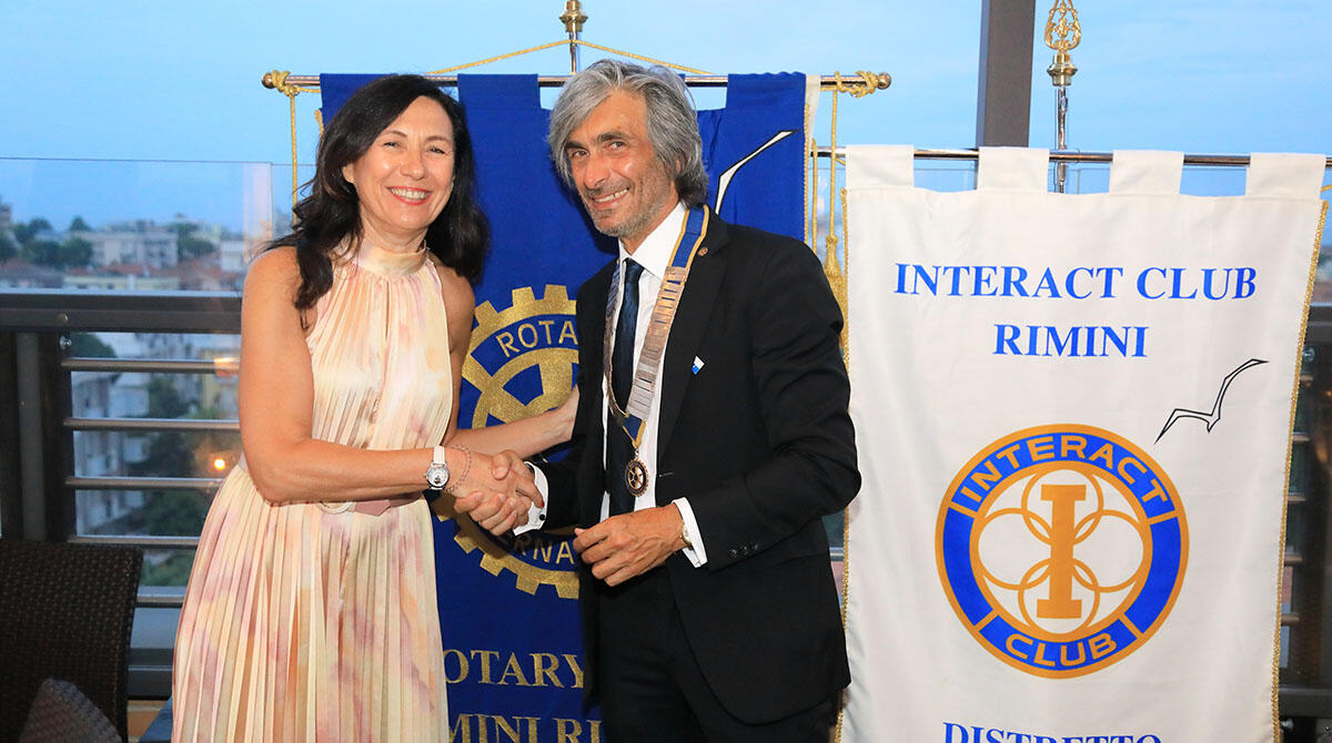 Rotary Club Rimini Riviera: Fabio Mariani nominato Presidente - Passaggio del testimone tra Roberta Mariotti e Fabio Mariani, Rotary Club Rimini Riviera