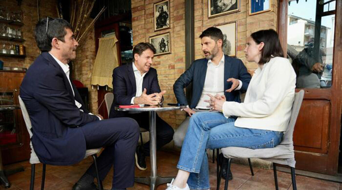 In difesa della sanità e dei diritti: Partito Democratico, Movimento 5 Stelle e Sinistra Italiana insieme nelle manifestazioni - Schlein e Conte insieme in un bar a Campobasso, foto Ansa