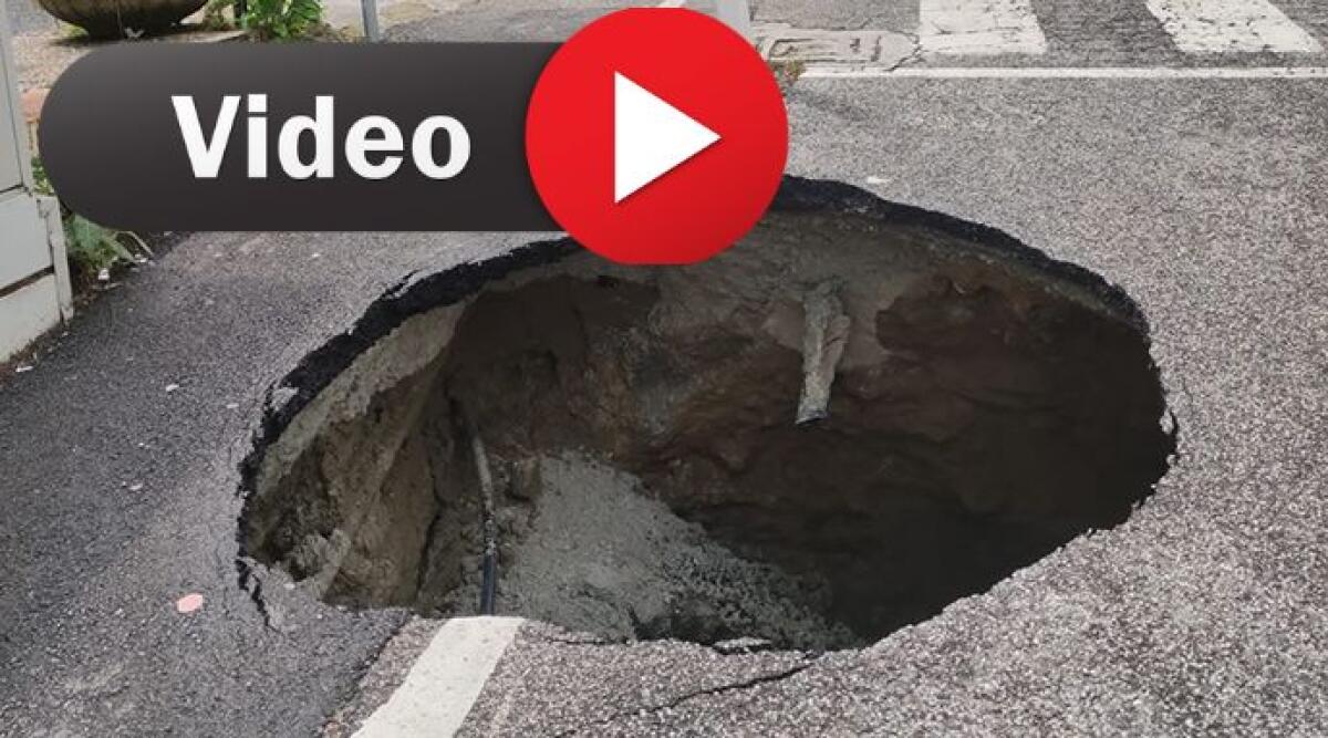 Voragine a Talamello, l’asfalto cede e si apre una grossa buca - La voragine aperta a Cà Fusino di Talamello