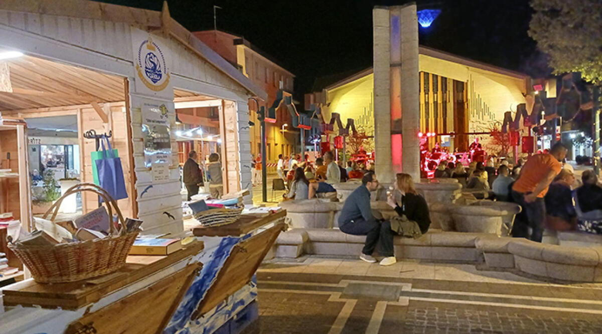 Sagra degli artigiani, antiquari e collezionisti: bancarelle e book crossing animano Viserba - Mercatino di Viserba