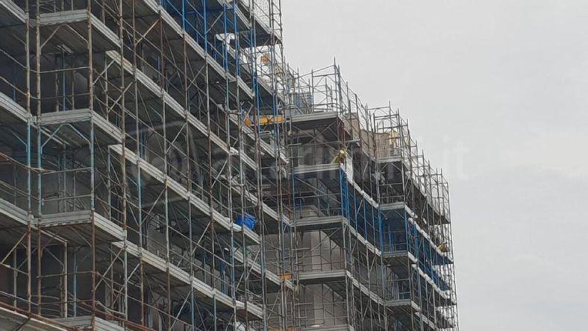 Cade dal quinto piano della palazzina e muore, tragedia nel cantiere - 