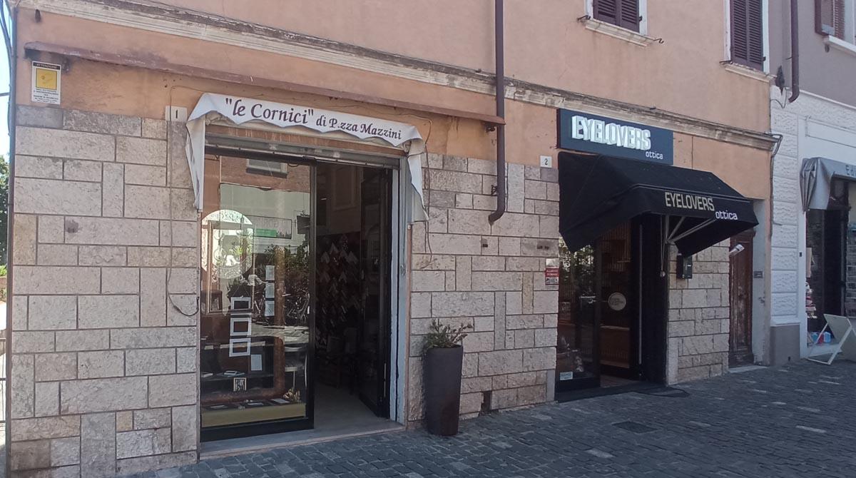 Le Cornici: ingegnere riminese sceglie di fare il corniciaio seguendo le orme del padre falegname - L'ingresso de Le Cornici