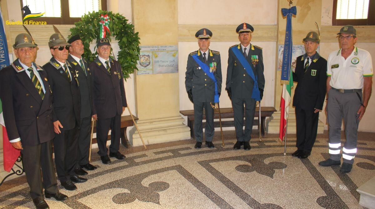 Celebrazione solenne per l'anniversario della fondazione della Guardia di Finanza - La posa della corona davanti alla stele che ricorda i Caduti della Guardia di Finanza