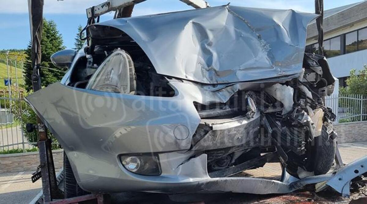 Novafeltria: colpo di sonno e poi il frontale sulla Marecchiese. Due feriti lievi - Una delle due auto incidentate
