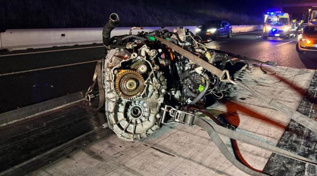 Incidente in A14, pulmino contro new jersey perde il motore - Il motore del pulmino