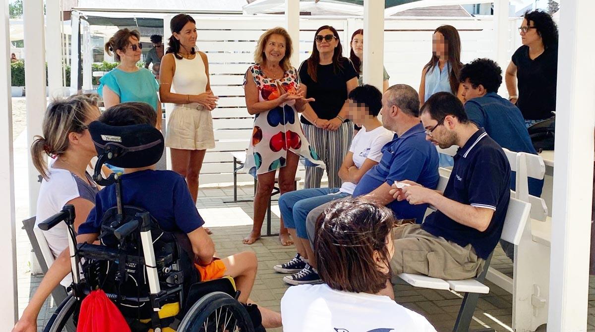 Spiaggia inclusiva: ai bagni 61 di Misano inaugurata passerella per persone con disabilità - Un momento dell'inaugurazione