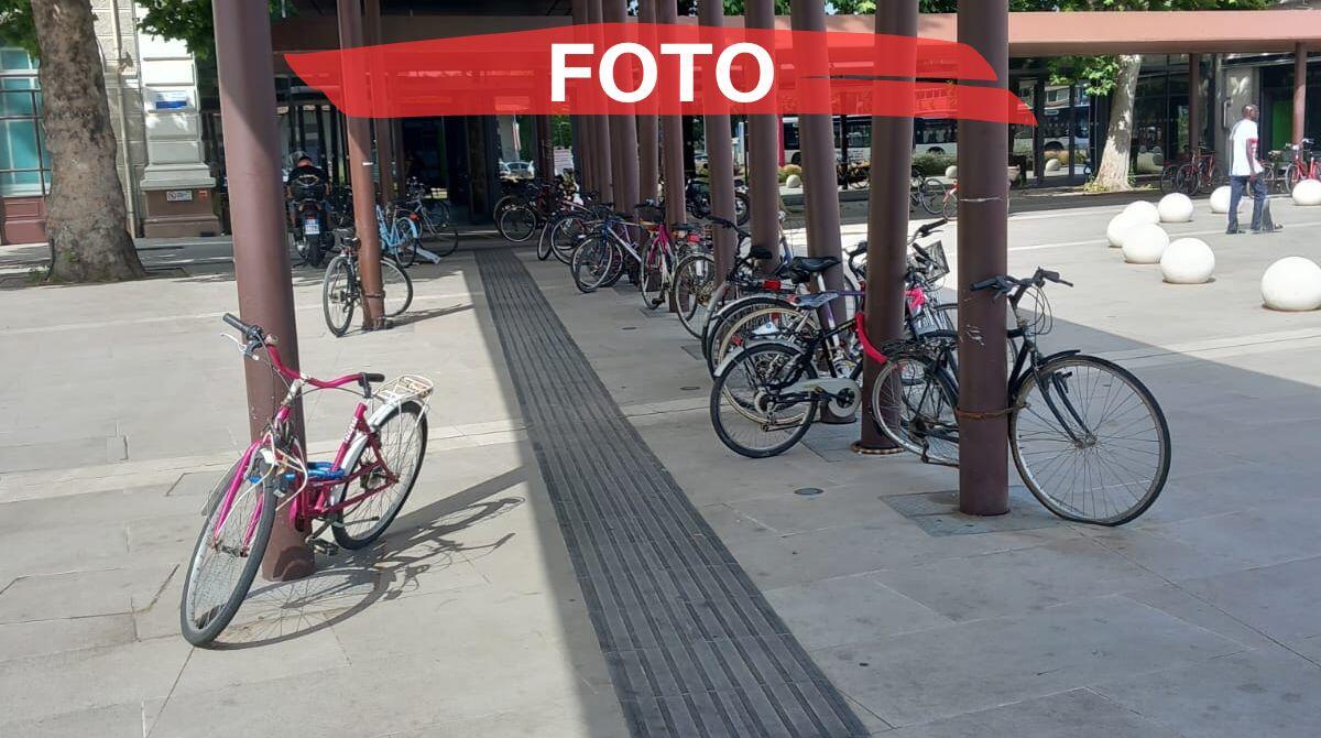 Parcheggi selvaggi di biciclette in stazione, alcune sono ridotte a rottami - In gallery le immagini scattate da un nostro lettore in Piazzale Cesare Battisti, Rimini