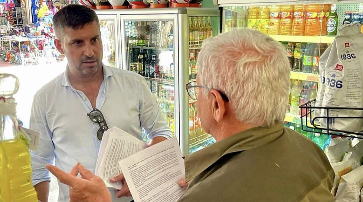 Decoro cittadino, vicesindaco Cattolica incontra gli esercenti della zona turistica e ammonisce: "Faremo controlli" - Il vicesindaco Belluzzi durante gli incontri
