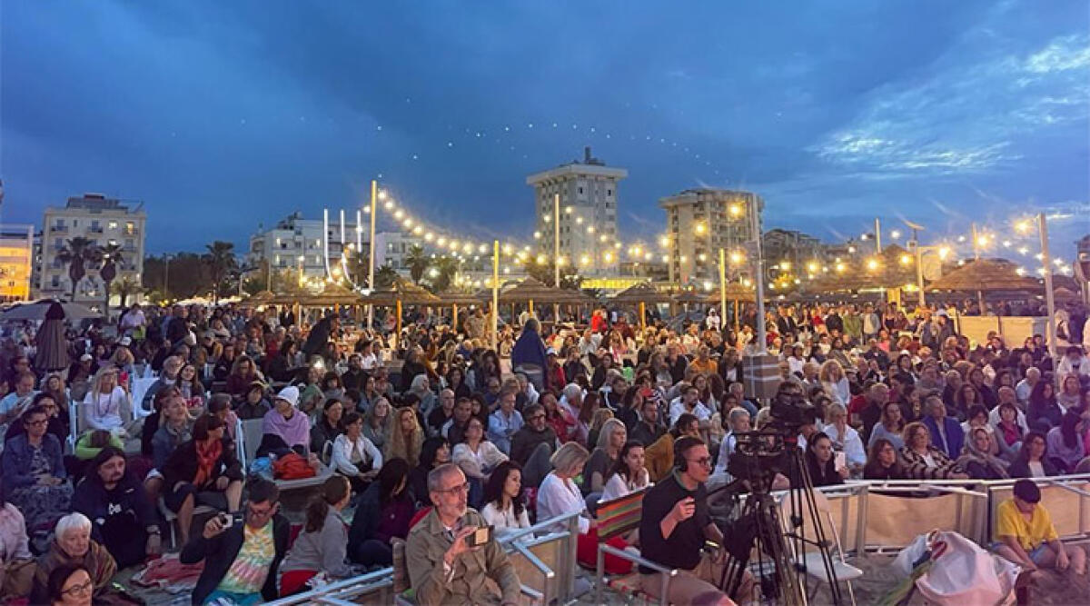 Una preghiera per la pace: cinquemila persone in spiaggia a Miramare - Il pubblico dell'evento
