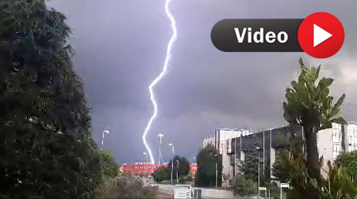 Fulmine colpisce Rimini all'alba: le immagini mozzafiato riprese in diretta - Nell'articolo il video del fulmine che ha colpito Rimini (15 giugno 2023)