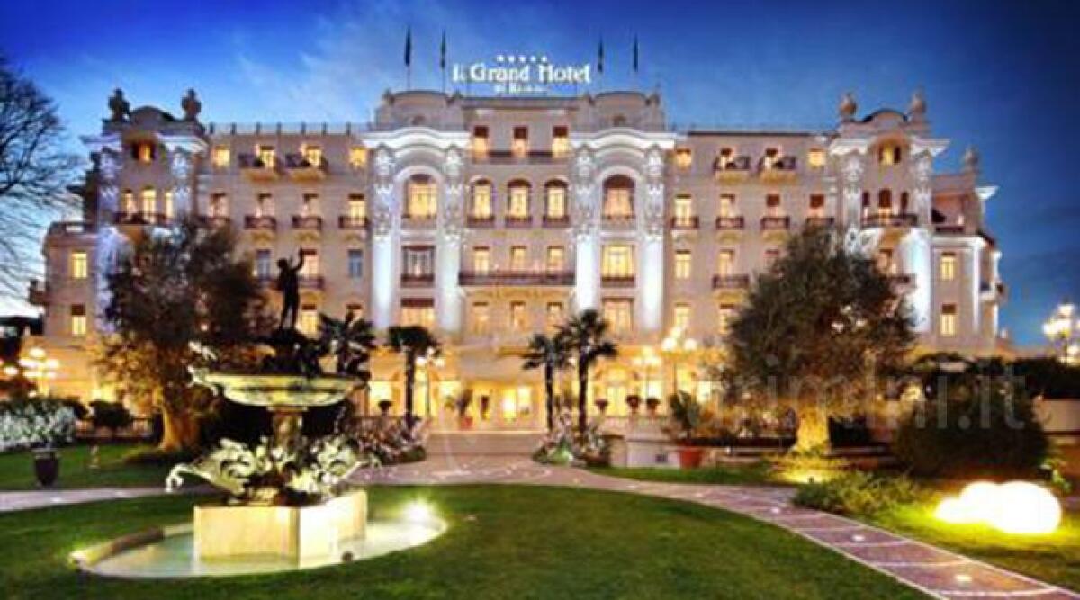 Magazine Chi, party benefico a Grand Hotel di Rimini. Attesi Achille Lauro e Cecchetto in consolle - Grand Hotel di Rimini