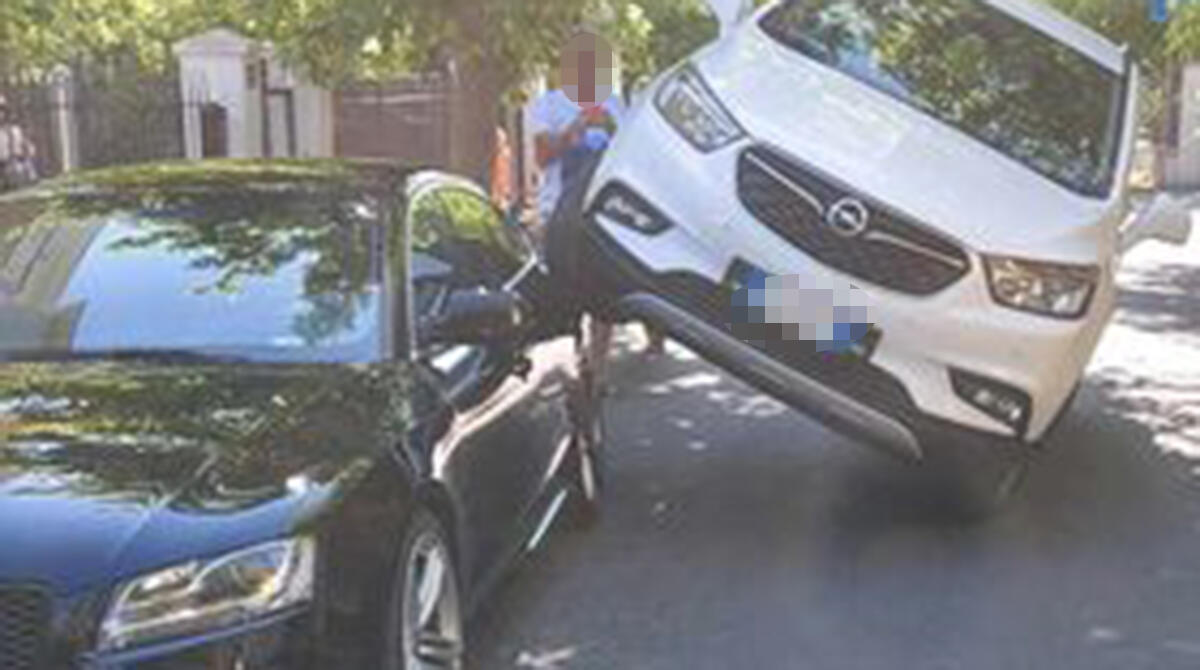 Un’auto finisce sopra un’altra in via del Fante a Rimini - Opel finita con una ruota sopra il lato posteriore di una Audi