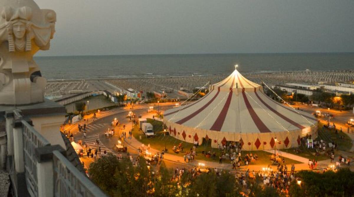 Al Meni torna a Rimini, ecco tutte le limitazioni al traffico durante la kermesse - Il tendone di Al Meni
