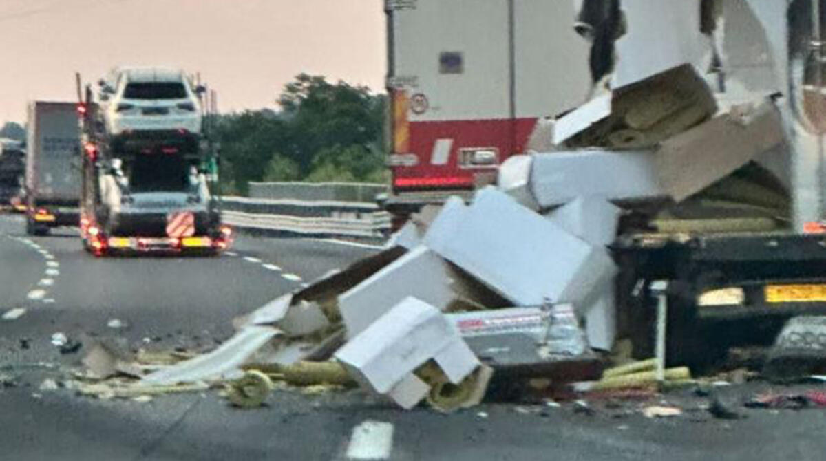 Incidente in A14, camion perde il carico lungo le corsie. Paralizzato il tratto tra i due caselli di Rimini - Il carico perso dal camion in A14