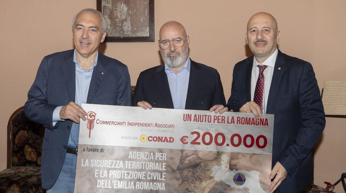 Alluvione, raccolti 200mila euro dai negozi della rete Cia Conad Romagna - Luca Panzavolta, Stefano Bonaccini e Maurizio Pelliccioni