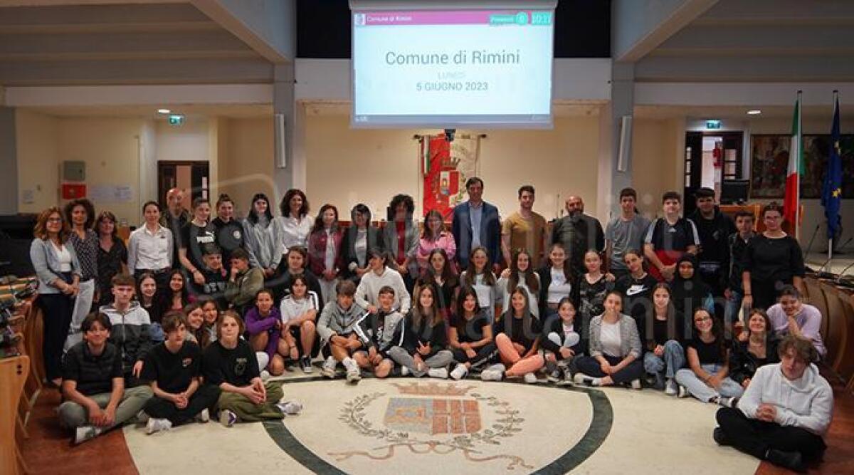 Studenti dell'Istituto Fermi di Viserba dibattono in Consiglio comunale sui Giusti tra le nazioni - dall'incontro con gli studenti nella sala del Consiglio comunale di Rimini