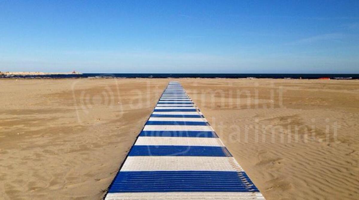 Passeggiata ecologica per ripulire la spiaggia libera di Rimini - Immagine di repertorio