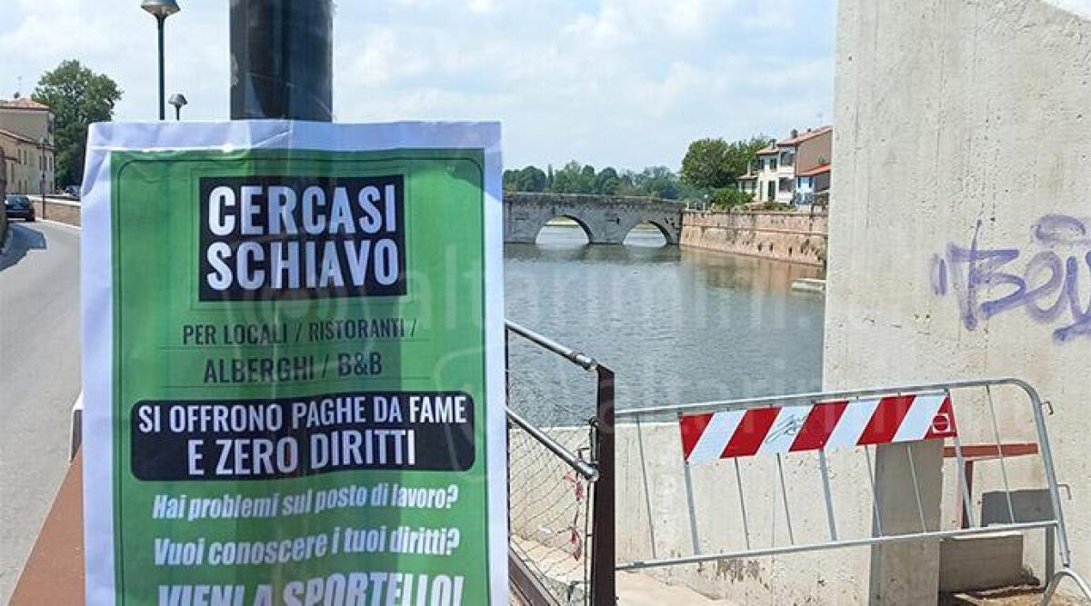 'Cercasi schiavo': lavoro stagionale, la protesta nei volantini affissi a Rimini - Uno dei volantini affissi