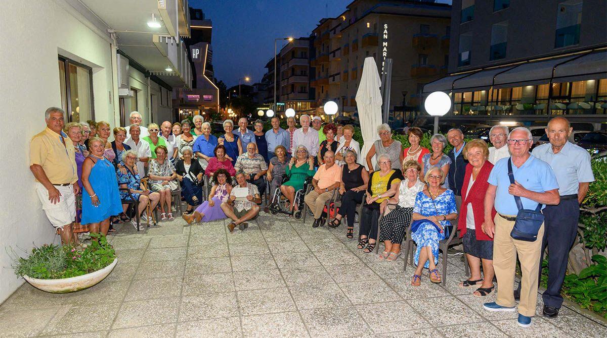 Anziani turisti esentati da tassa di soggiorno la pagano comunque: "date i soldi agli alluvionati" - Il gruppo di turisti