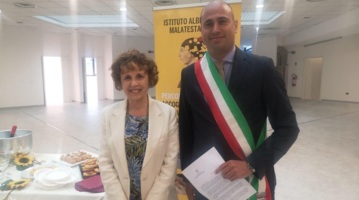 Ornella Scaringi: va in pensione la storica dirigente scolastica - Ornella Scaringi con il sindaco Filippo Giorgetti