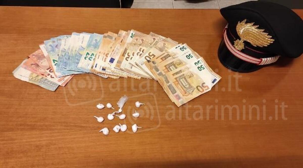Tremila euro nascosti nel frigorifero, oltre 2 kg di cocaina in auto: arrestato -