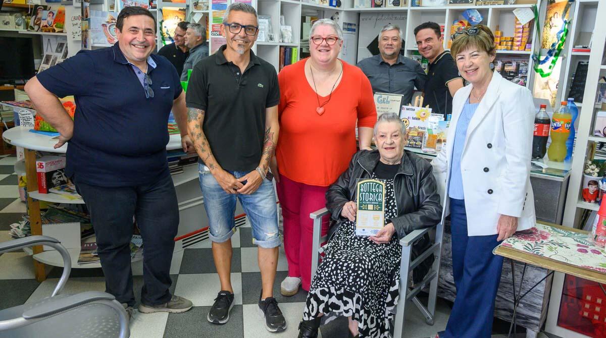 Fotolab Moderna, una storia iniziata negli anni '60: i fotografi che hanno raccontato Riccione - La signora Maria con il riconoscimento di bottega storica PH CASALBONI