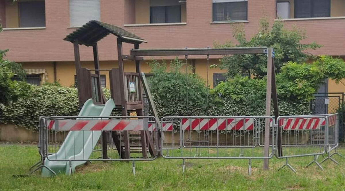 Bimbi di Vergiano senza il parco giochi: Erbetta, "Considerati cittadini di Serie B" - Il piccolo parco giochi di Vergiano transennato PH ERBETTA