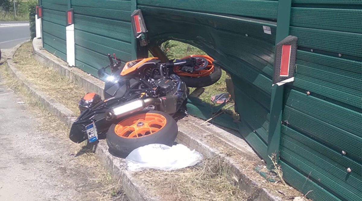 Incidente stradale a Corpolò di Rimini: motociclista soccorso in gravi condizioni - La moto finita fuori strada contro la barriera