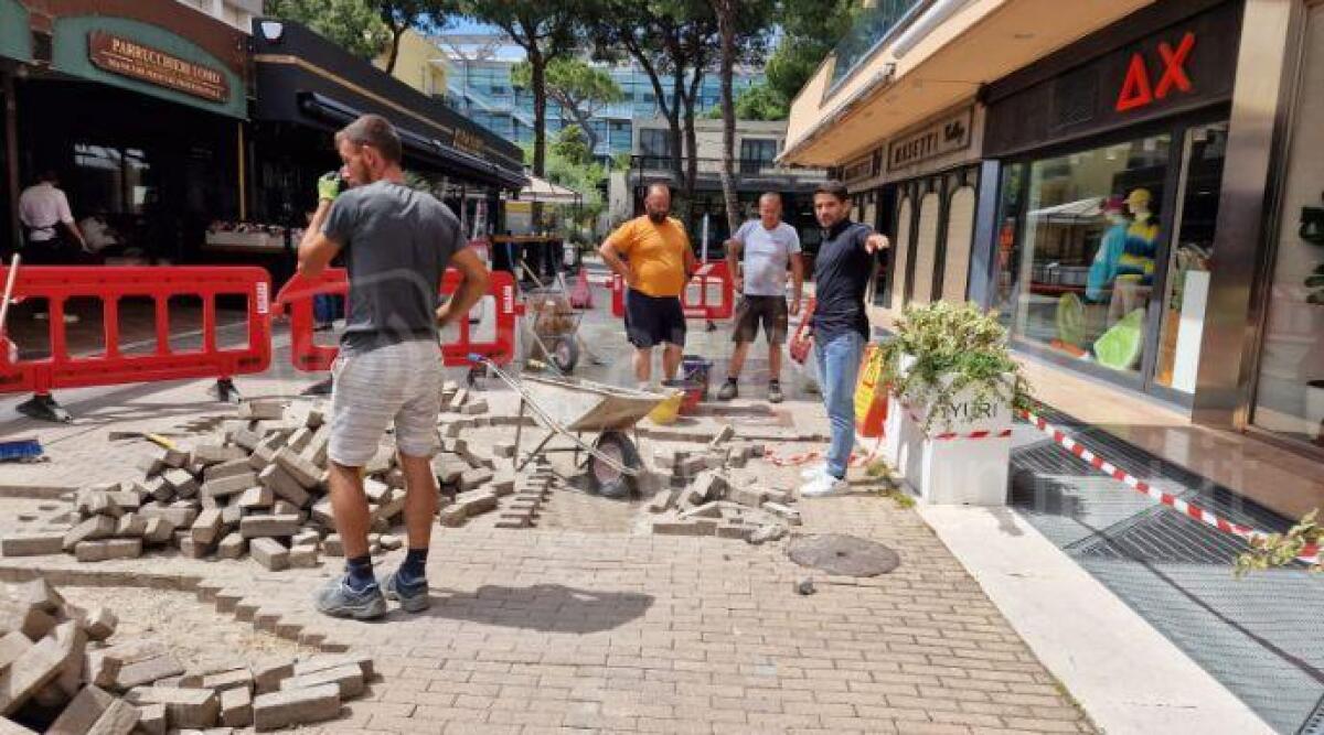 Riccione, completata la pavimentazione della zona pedonale in centro - Lavori viale Corridoni