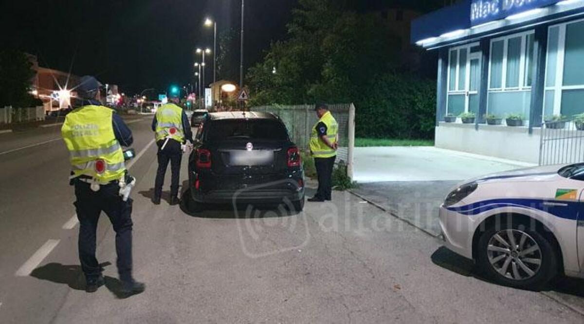 Santarcangelo, nel ponte del 2 giugno cinque incidenti: un'auto a fuoco durante la marcia e un'altra contro lo scuolabus - Polizia locale sulla via Emilia a Santarcangelo ARCHIVIO