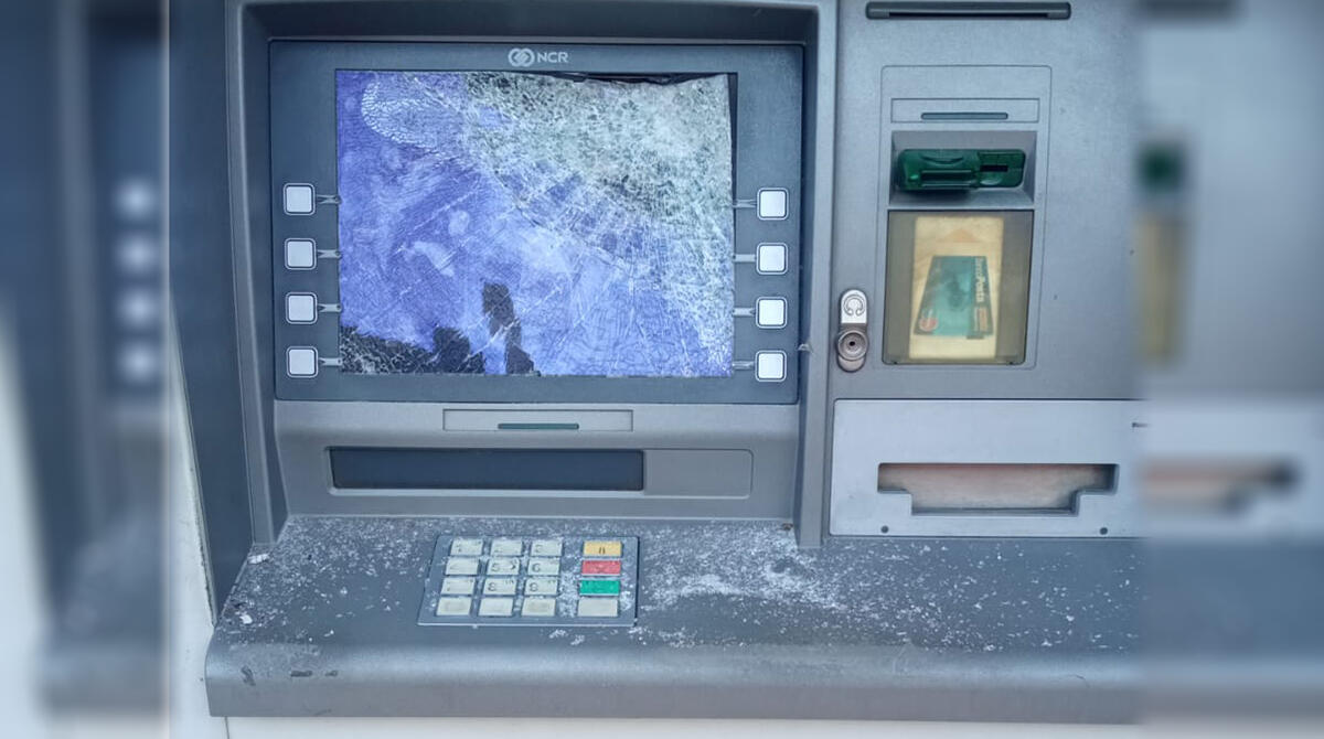 Sfonda il bancomat con un bidone di ferro in pieno giorno. La testimonianza dei residenti - Il Postamat danneggiato dell'Ufficio Postale di San Giuliano Mare, Rimini