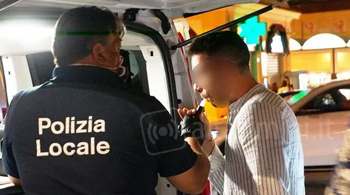 A Rimini ritirata quasi una patente al giorno. Alcol e smartphone alla guida principali cause di incidenti - Test dell'etilometro, foto di repertorio