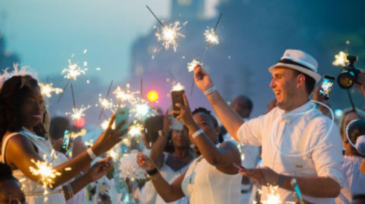 "White Scartoz": la cena "in bianco" sulla piazza dell'Acqua a Rimini - Cena in bianco
