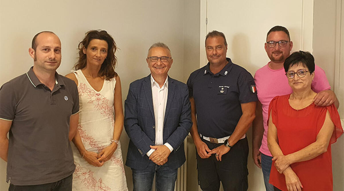 Gemmano, sindaco sollecita la polizia locale: "Decoro urbano, si applichi il regolamento o sanzioni" - L'amministrazione comunale di Gemmano, al centro il sindaco Santi, con il comandante Tamburini