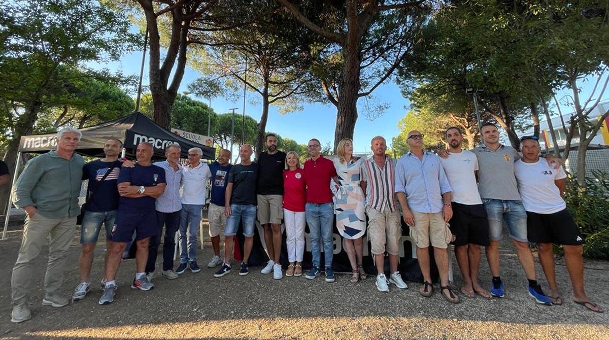 Cattolica Calcio, presentato il nuovo settore giovanile. Il responsabile è Salvatore Micale - La dirigenza del settore giovanile del Cattolica Calcio con la sindaca e l'assessore