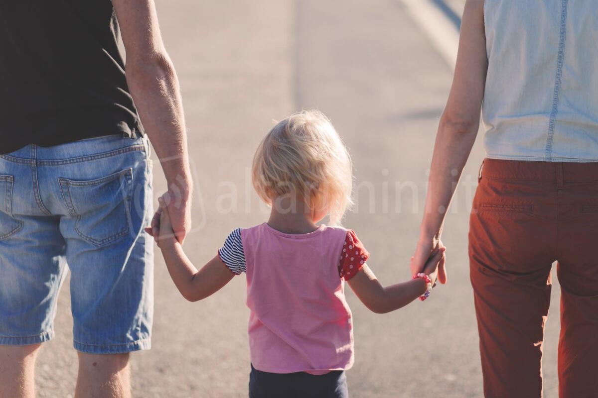 Famiglie numerose: un contributo economico per chi ha 4 o più figli - Photo by freestocks.org on <a href="https://www.pexels.com/photo/baby-wearing-pink-crew-neck-cap-sleeve-shirt-between-2-person-standing-during-daytime-173666/" rel="nofollow">Pexels.com</a>