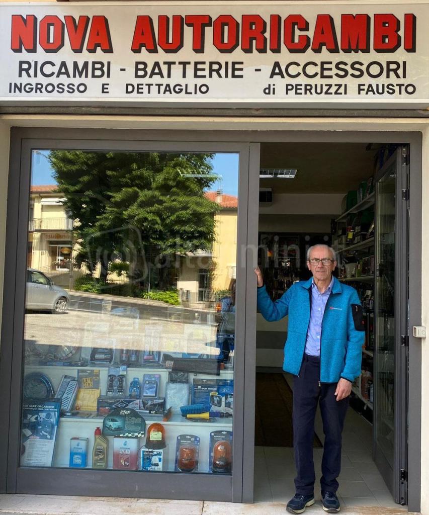Peruzzi in posa davanti alla vetrina con l’iconica insegna Nova Autoricambi
