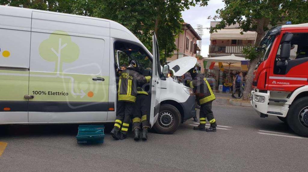 I Vigili del Fuoco mettono in sicurezza il furgone elettrico