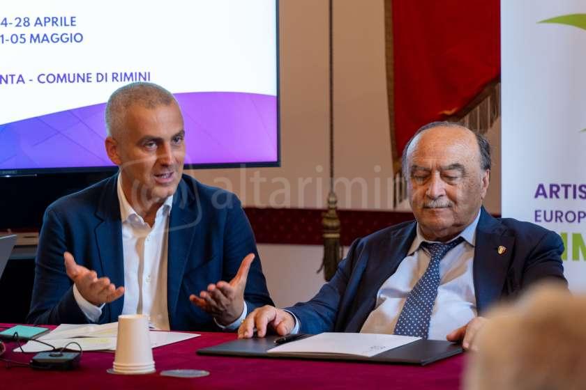 Il sindaco Sadegholvaad durante il suo intervento