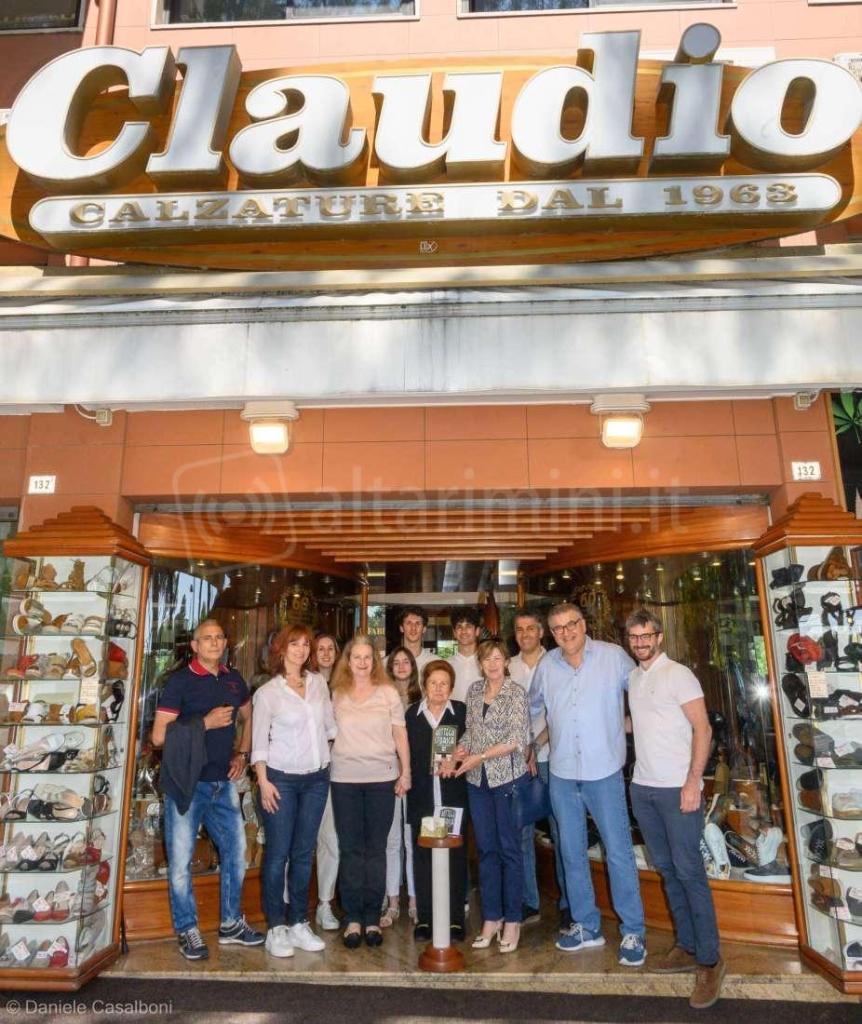 La sindaca Angelini consegna la targa di Bottega Storica PH CASALBONI