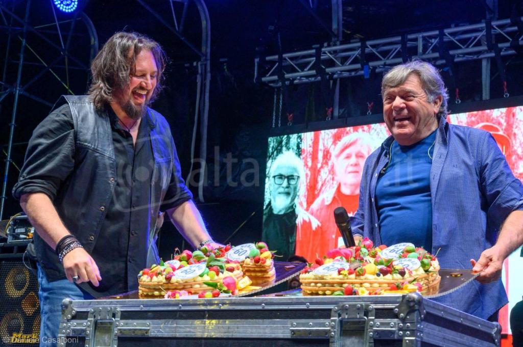 La torta per festeggiare il compleanno dei Nomadi