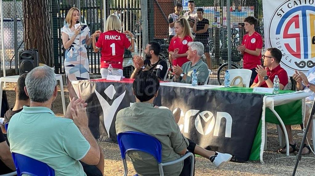 La sindaca Foronchi riceve da Veronica Lisotti la maglia con il n.1