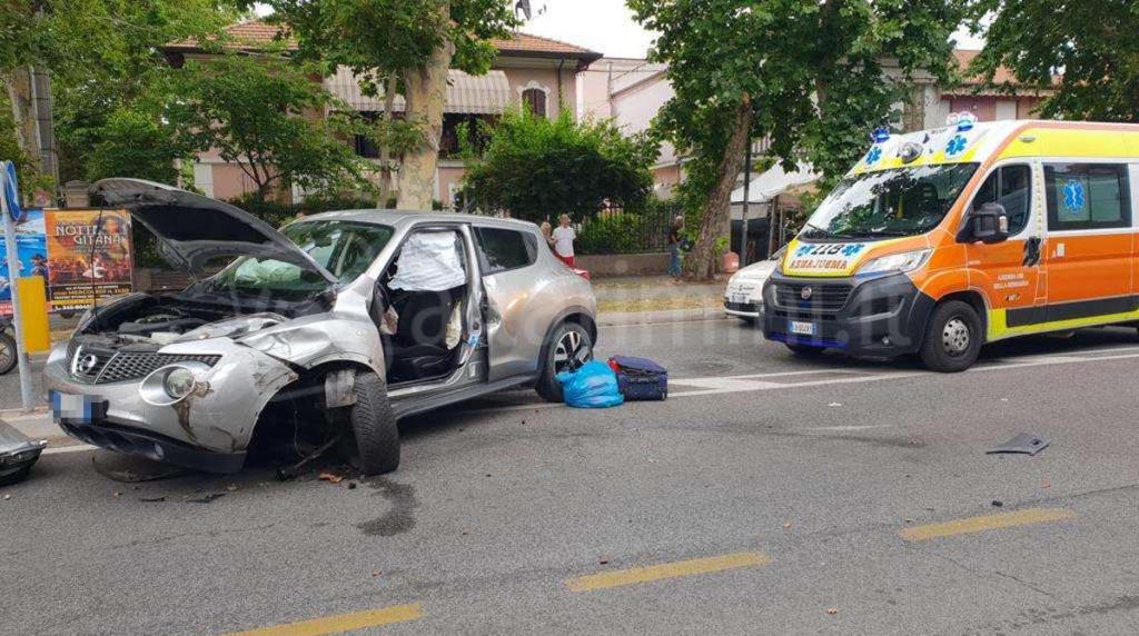 La Nissan fortemente danneggiata dopo l’impatto con il furgone