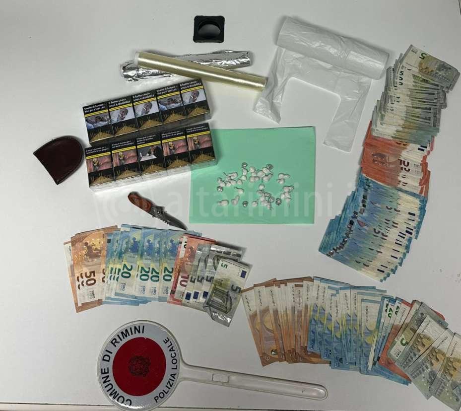 La droga e i soldi sequestrati