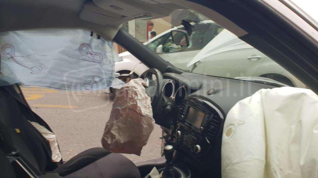 Interno della Nissan incidentata