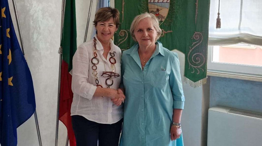 Stretta di mano tra la Commissaria Stentella e la sindaca uscente Angelini