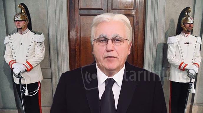 Carlo Frisi nei panni del Presidente della Repubblica Mattarella
