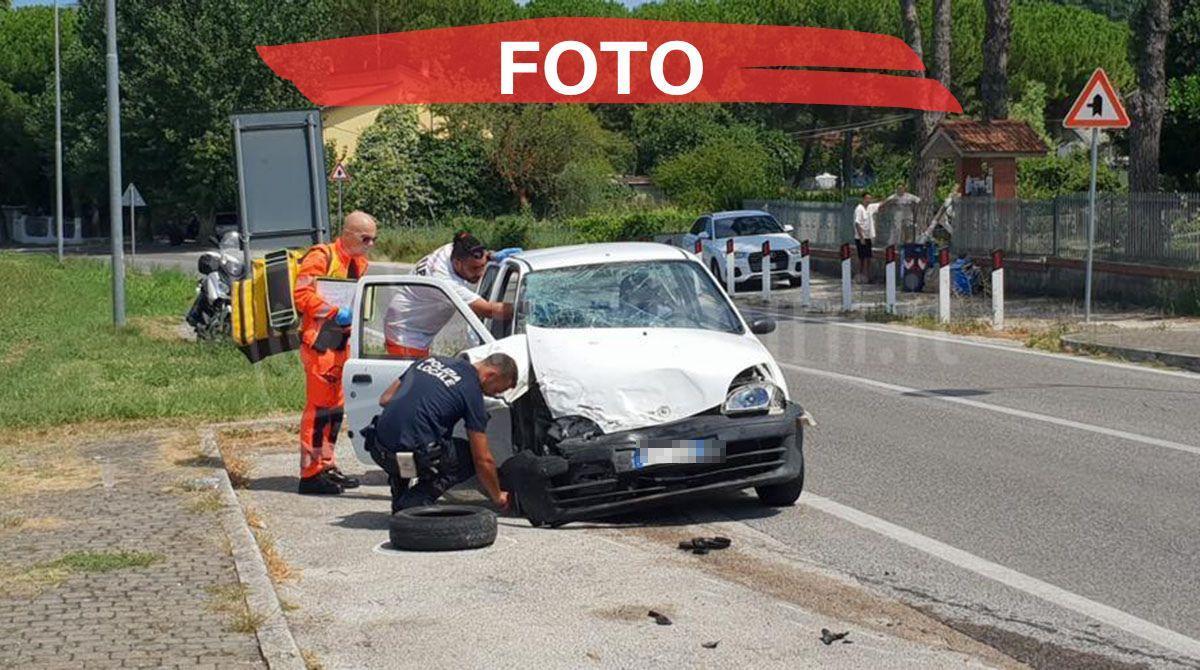 Si scontrano contro un'auto in manovra: paura per una famiglia con 2 bambini e un anziano - Le immagini dell'incidente avvenuto a Coriano